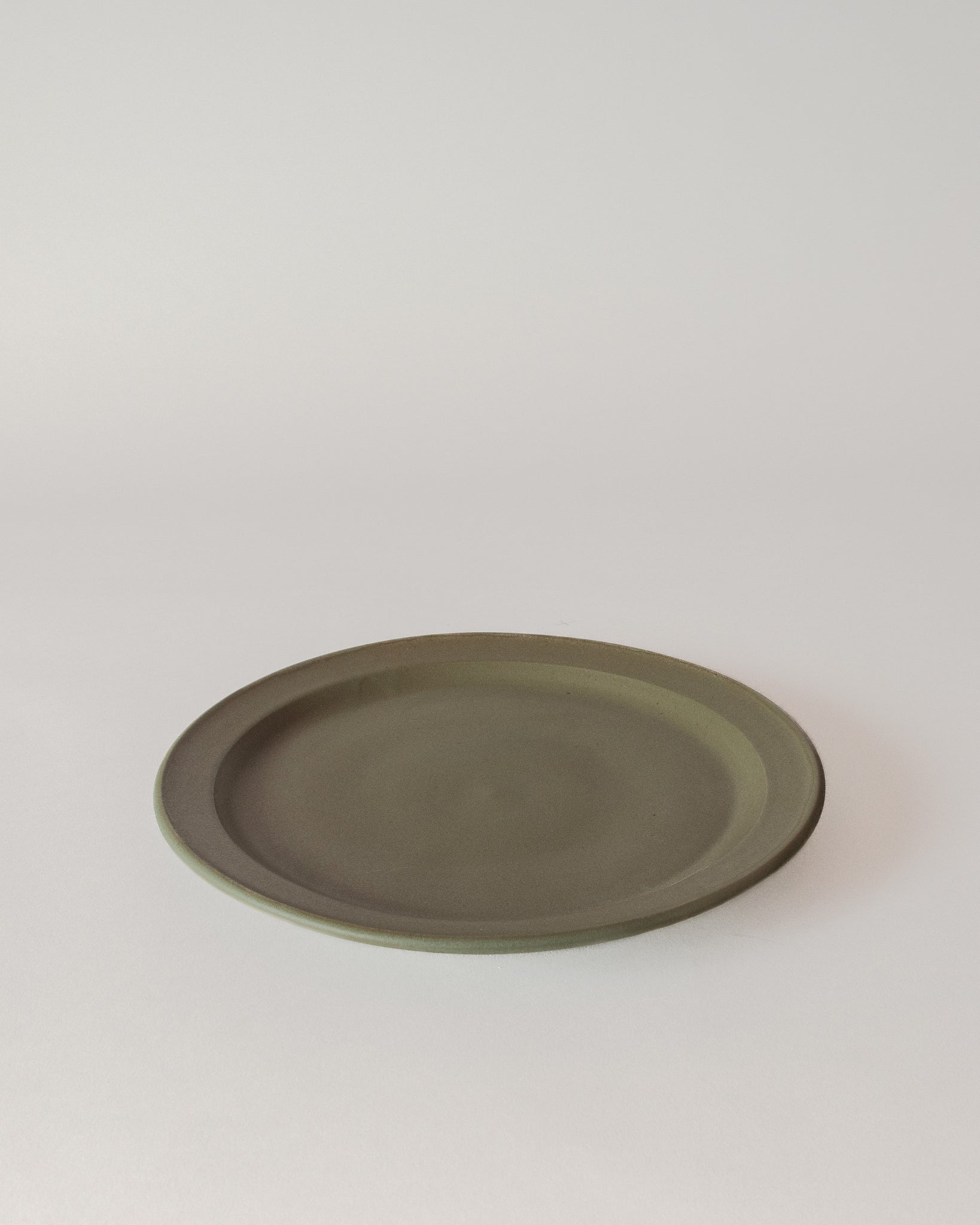 Rimmed Dinner Plate in Grass Green