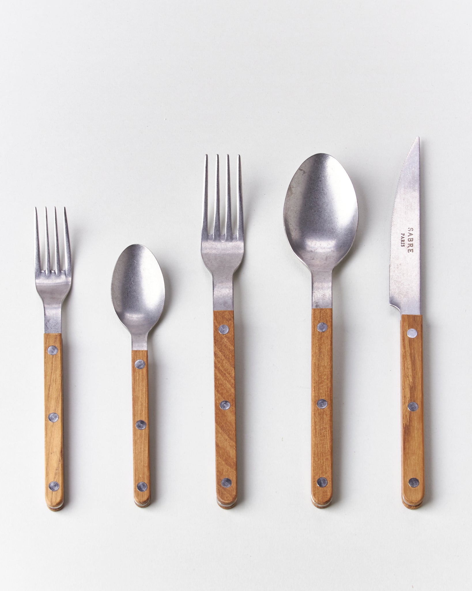 https://shopgoodfriend.com/cdn/shop/products/teak-bistrot-cutlery-set-3506_2048x2048.jpg?v=1636340912